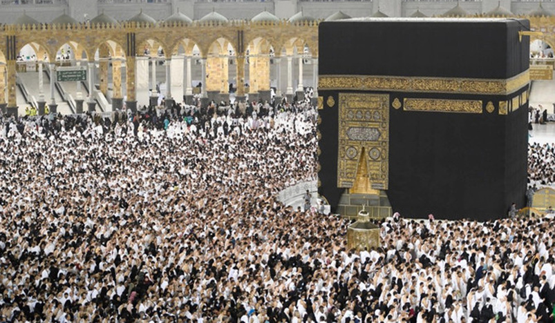 Pilgrims circle the Kaaba